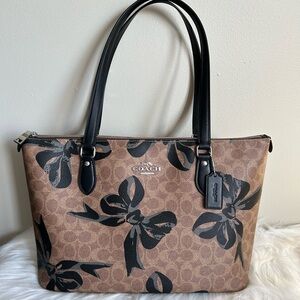 Coach Gallery Tote Bag in Signature Canvas with Bow Print